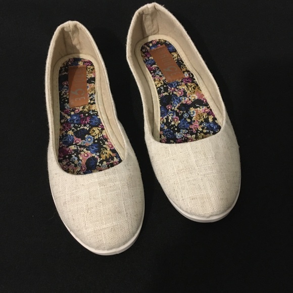 Rouge Helium Shoes - Rouge Helium Linen Flats Brand New size 5.5